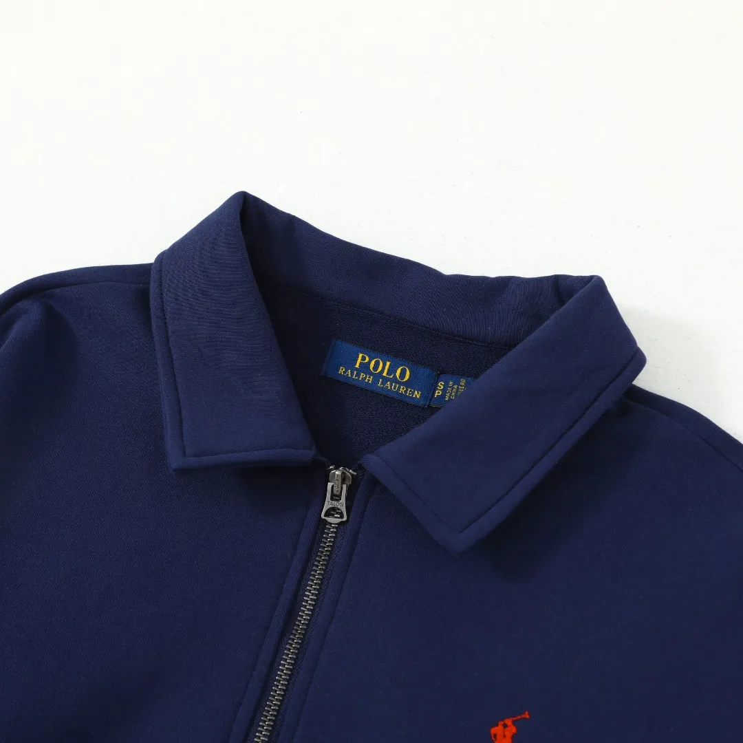 P260 #R99 Ralph Lauren pony logo eight-color half-zip lapel sweatshirt. Wear three times in one suit, easy to switch styles: Fully stand-up collar mode: crisp lapel three-dimensional windproof, taking into account warmth and cool lines, full of coolness ▫️Half-open lazy mode: slightly exposed collarbone, relaxed and comfortable | Pair with a shirt or high collar to show the intellectual atmosphere ▫️Full-open V-neck mode: Visually extends the neck-shoulder ratio | Stacking is more layered, hiding the flesh and making it look slimmer, making it easy to wear with a sense of luxury. Genderless design, shared wardrobe concept: White is gentle and elegant | Black is cool and slimming | Both colors can be used to create a couple CP look. 8 colors are available in the full line | From classic to soft | Meet all daily and occasion dressing needs Quality is reflected in the details: Micro-label logo embroidery | Loose but not procrastinating tailoring | High-grade fabrics ensure a comfortable fit. Easily manage various scenarios such as workplace commuting, weekend leisure, and date travel, effortless chic is the definition of effortless chic.  Color: Black White Navy Mint Green Khaki Pink Yellow Army Green Size: S M L